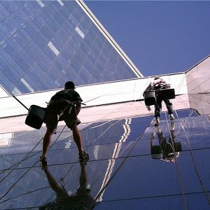 Высотные работы: мойка окон, отливов и подоконников высотных зданий профессиональными альпинистами